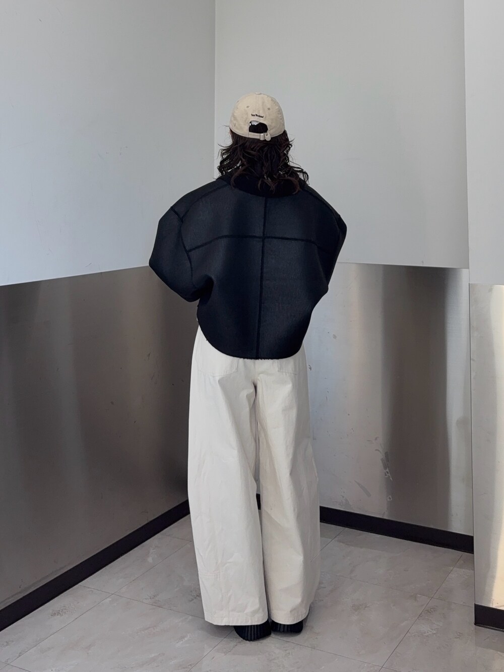 ホワイト系のその他パンツ、ブラック系のその他アウター、グリーン系のスニーカーを着用したレディースの秋コーディネートの3枚目の写真