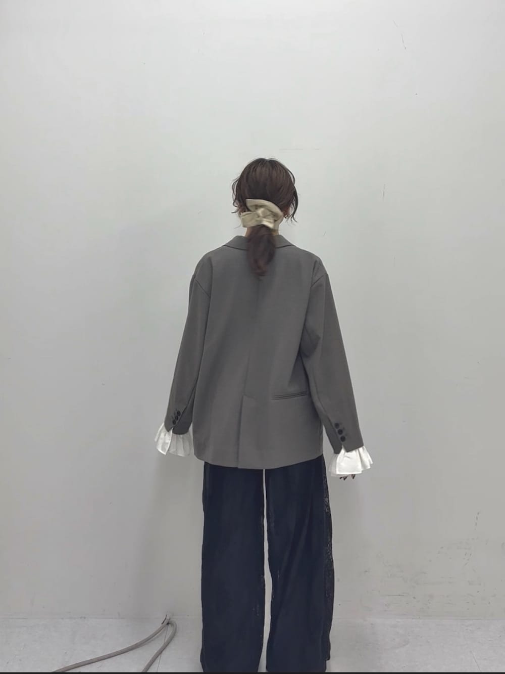 グレー系のその他アウター、ブラック系のその他パンツ、ブラック系のその他シューズを着用したレディースの冬コーディネートの3枚目の写真