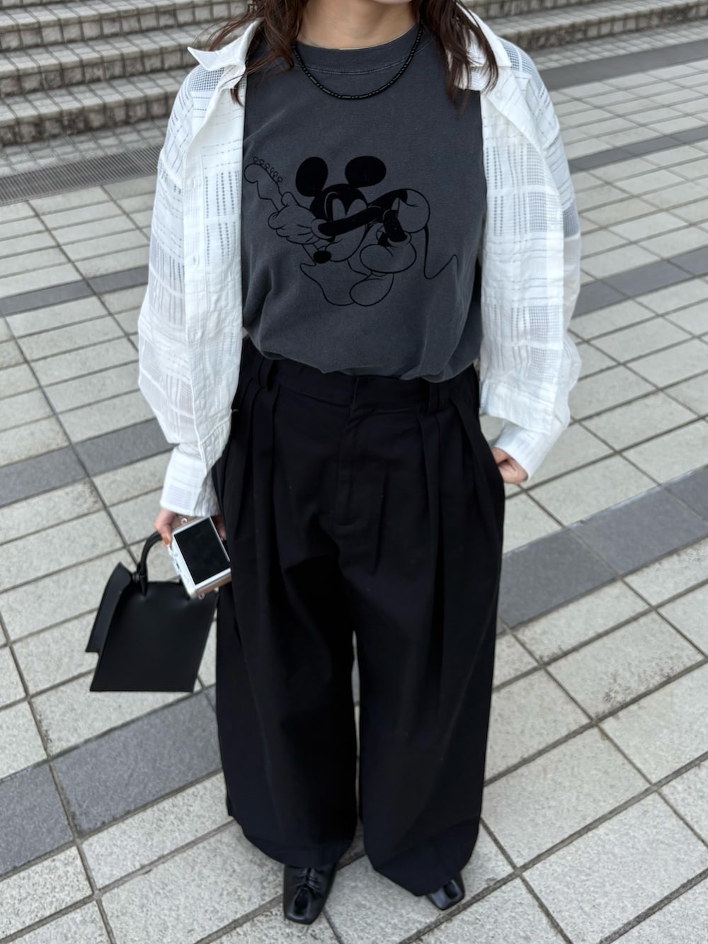 グレー系のTシャツ/カットソー、ブラック系のその他パンツ、ブラック系のその他シューズを着用したレディースの春コーディネートの3枚目の写真