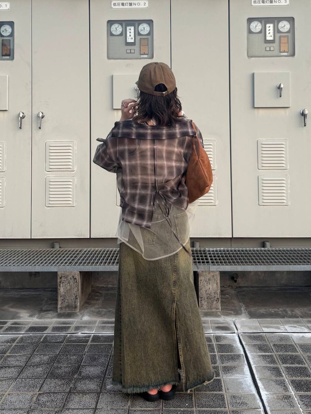 ベージュ系のタンクトップ、ブルー系のスカート、ブラウン系のシャツ/ブラウスを着用したレディースの夏コーディネートの5枚目の写真