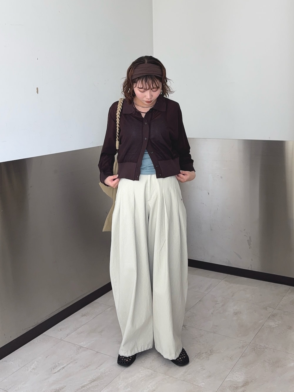 ブラウン系のシャツ/ブラウス、ホワイト系のその他パンツ、ブラック系のサンダルを着用したレディースの春コーディネートの2枚目の写真