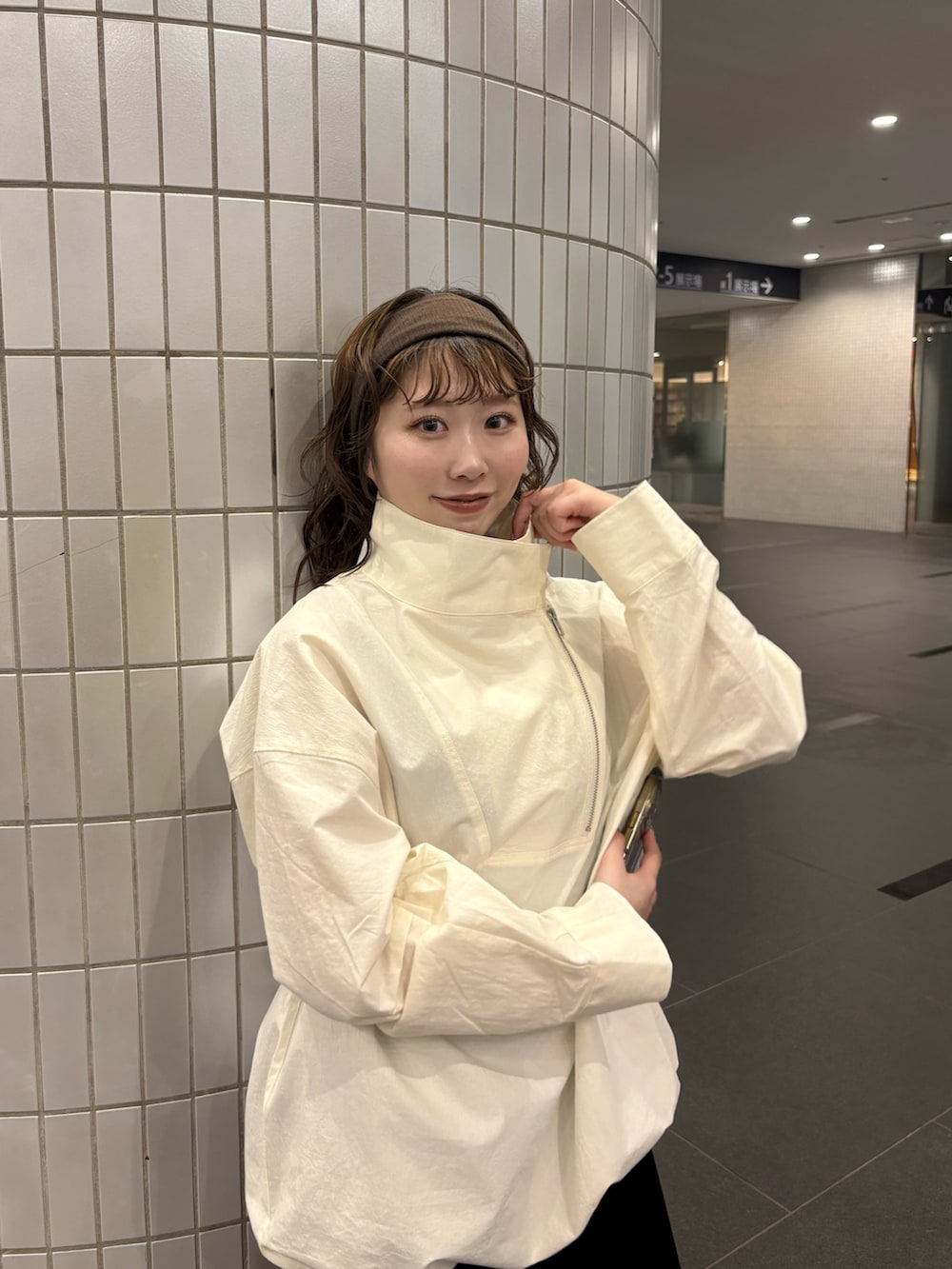 ブラック系のワンピース、ブラック系のその他シューズ、ホワイト系のその他アウターを着用したレディースの春コーディネートの4枚目の写真