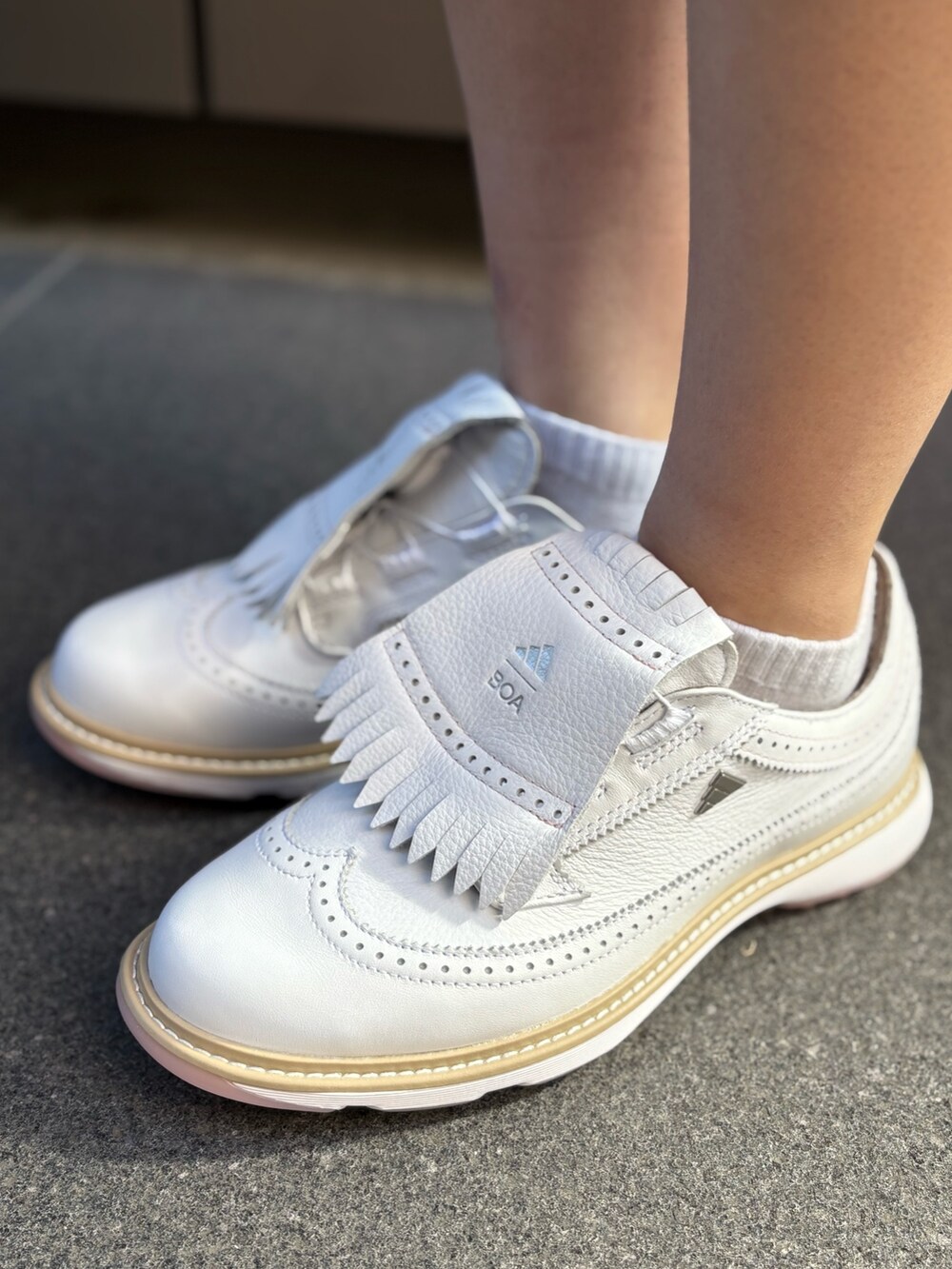 ブラック系のカーディガン/ボレロ、ホワイト系のニット/セーター、ホワイト系のスカートを着用したレディースの秋コーディネートの4枚目の写真