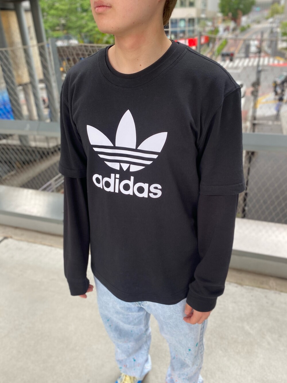 「スニーカー、Tシャツ、adidas、アディダス、adidas originals、厚底スニーカー、アディダスオリジナルス、半袖Ｔシャツ、アディカラー、ガゼル」｜「adidasのアディカラー トレフォイル 半袖Tシャツ / アディダスオリジナルス adidas Originals（Tシャツ/カットソー、ブラック系）」を使った、taiyoさん（メンズ・169cm）の夏コーディネートの2枚目の写真