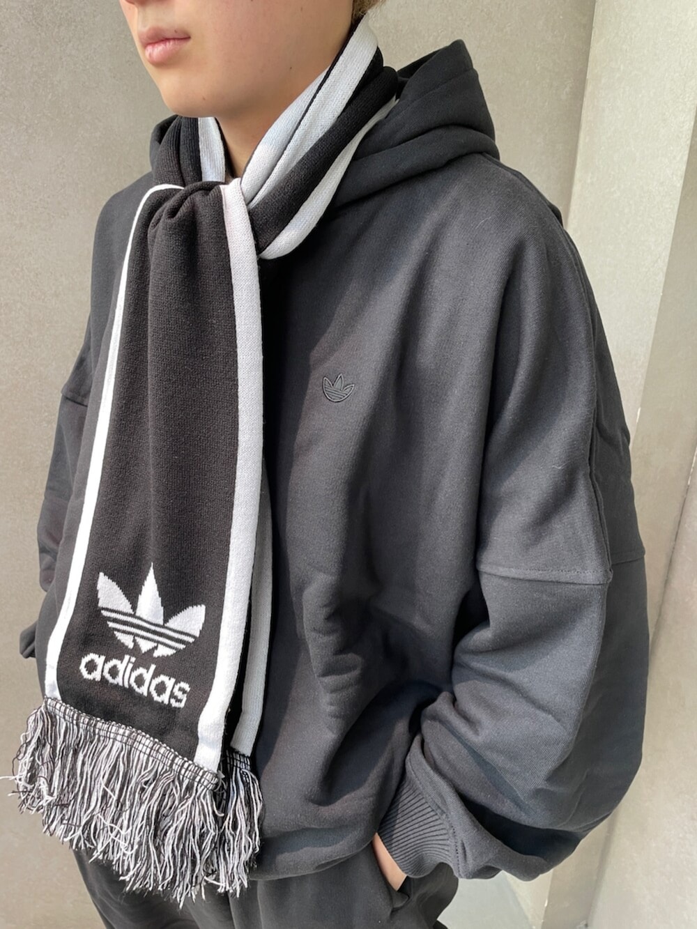「マフラー、パーカー、adidas、オーバーサイズ、adidas originals、ミュール、厚底サンダル、アディカラー、アディフォーム、サッカースカーフ」｜「adidasのAdifom スタンスミス ミュール / Adifom Stan Smith Mule / アディダスオリジナルス adidas Originals（サンダル、ブラウン系）」を使った、taiyoさん（メンズ・169cm）の冬コーディネートの2枚目の写真