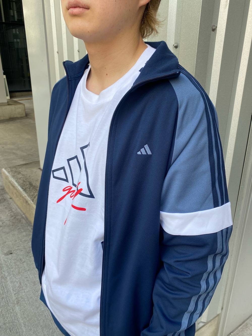 「adidas、ジャージ、アディダス、ゴルフ、ゴルフウェア、GOLF、ゴルフシューズ、コードカオス、アディダスゴルフ、adidasGolf」｜「adidasのツイストニット カラーブロック フルジップ レトロ トラックジャケット【adidas Golf/アディダスゴルフ】（ジャージ、ブルー系）」を使った、taiyoさん（メンズ・169cm）の秋コーディネートの3枚目の写真