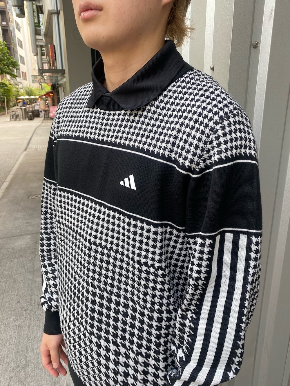 「セーター、adidas、アディダス、ゴルフ、ジョガーパンツ、ゴルフウェア、ゴルフシューズ、アディダスゴルフ、adidasGolf」｜「adidasのMC87 ボア【adidas Golf/アディダスゴルフ】（スニーカー、ブラック系）」を使った、taiyoさん（メンズ・169cm）の秋コーディネートの3枚目の写真