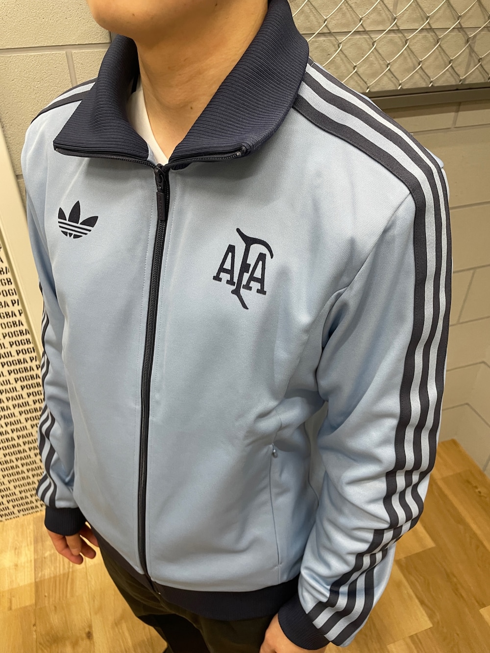「スニーカー、adidas、ジャージ、アディダス、トラックジャケット、アルゼンチン、サンバ、トラックトップ、インテル・マイアミCF」｜「adidasのアルゼンチン アニバーサリートラックトップ（トップス、ブルー系）」を使った、taiyoさん（メンズ・169cm）の冬コーディネートの2枚目の写真