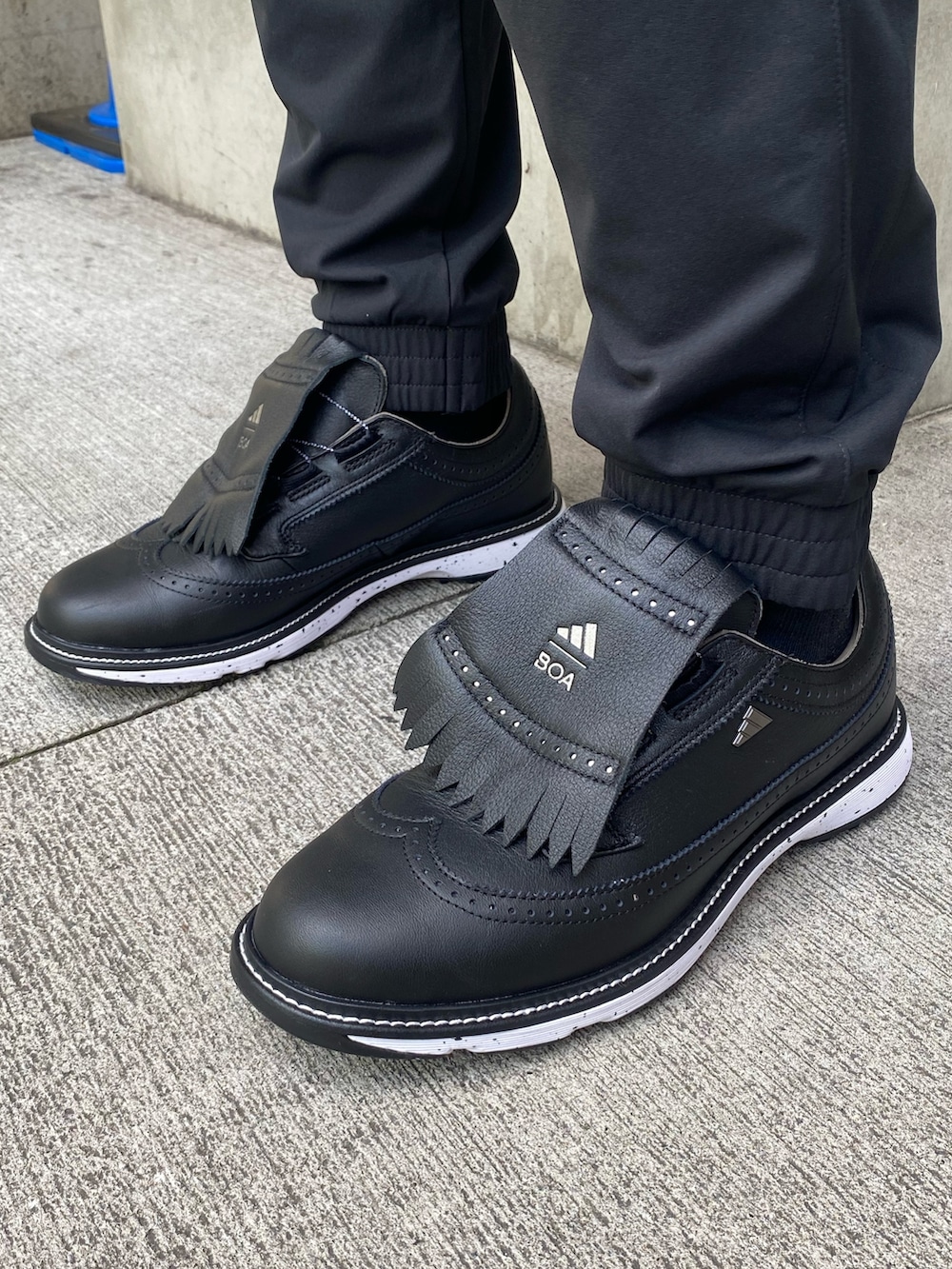 「セーター、adidas、アディダス、ゴルフ、ジョガーパンツ、ゴルフウェア、ゴルフシューズ、アディダスゴルフ、adidasGolf」｜「adidasのMC87 ボア【adidas Golf/アディダスゴルフ】（スニーカー、ブラック系）」を使った、taiyoさん（メンズ・169cm）の秋コーディネートの6枚目の写真