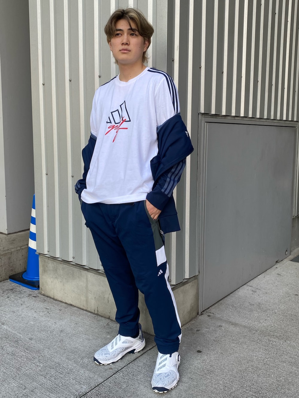 「adidas、ジャージ、アディダス、ゴルフ、ゴルフウェア、GOLF、ゴルフシューズ、コードカオス、アディダスゴルフ、adidasGolf」｜「adidasのツイストニット カラーブロック フルジップ レトロ トラックジャケット【adidas Golf/アディダスゴルフ】（ジャージ、ブルー系）」を使った、taiyoさん（メンズ・169cm）の秋コーディネートの2枚目の写真
