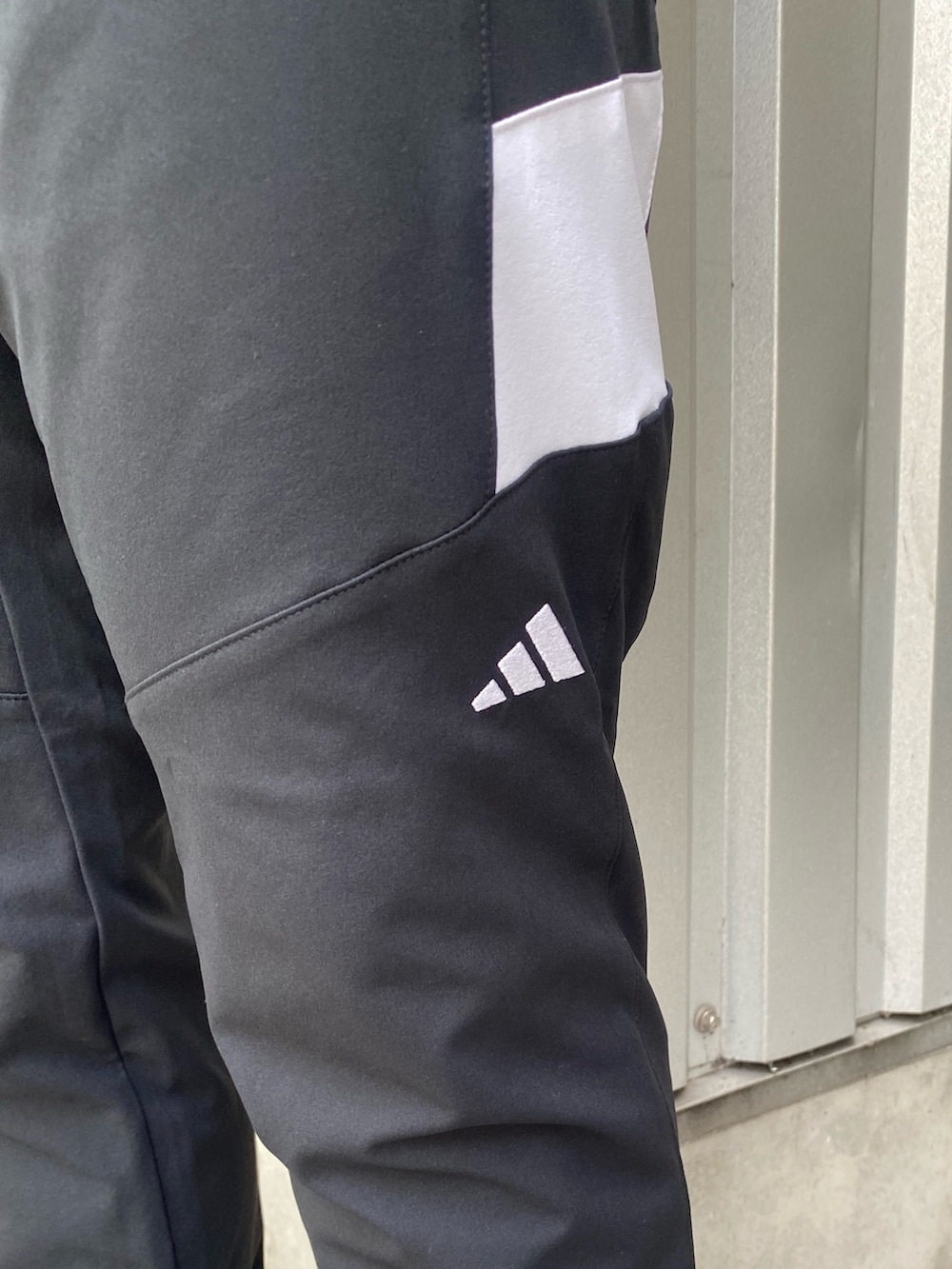 「セーター、adidas、アディダス、ゴルフ、ジョガーパンツ、ゴルフウェア、ゴルフシューズ、アディダスゴルフ、adidasGolf」｜「adidasのMC87 ボア【adidas Golf/アディダスゴルフ】（スニーカー、ブラック系）」を使った、taiyoさん（メンズ・169cm）の秋コーディネートの5枚目の写真