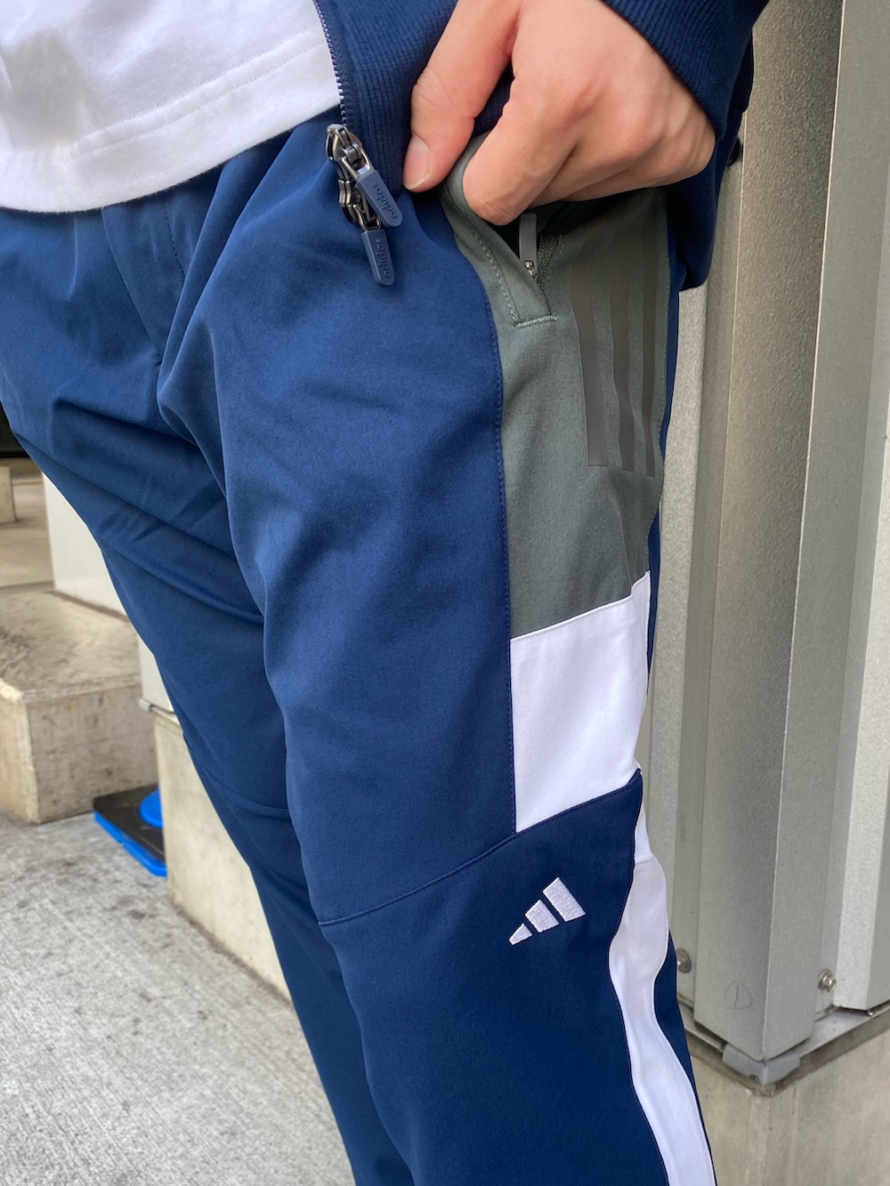 「adidas、ジャージ、アディダス、ゴルフ、ゴルフウェア、GOLF、ゴルフシューズ、コードカオス、アディダスゴルフ、adidasGolf」｜「adidasのツイストニット カラーブロック フルジップ レトロ トラックジャケット【adidas Golf/アディダスゴルフ】（ジャージ、ブルー系）」を使った、taiyoさん（メンズ・169cm）の秋コーディネートの5枚目の写真