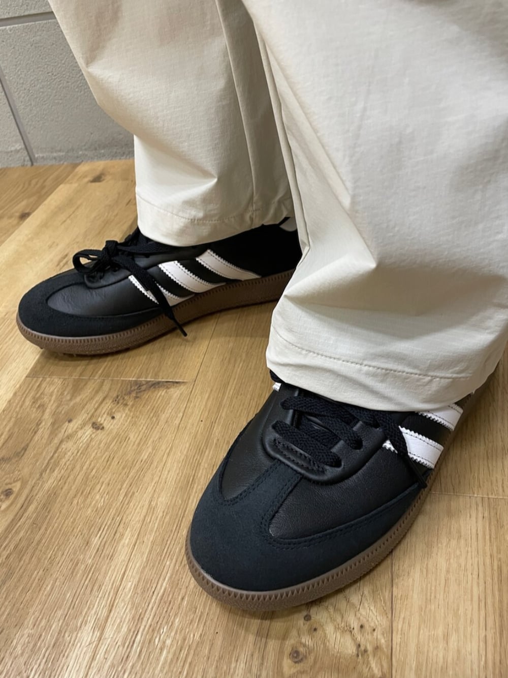 「adidas、カーゴパンツ、アディダス、ポロシャツ、半袖シャツ、ゴルフウェア、GOLF、サンバ、ゴルフシューズ、adidas golf」｜「adidasのニット半袖ポロシャツ（トップス、ブラック系）」を使った、taiyoさん（メンズ・169cm）の春コーディネートの2枚目の写真