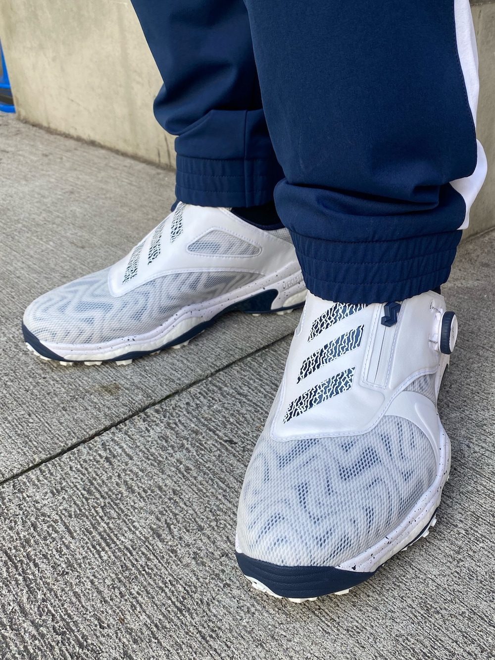 「adidas、ジャージ、アディダス、ゴルフ、ゴルフウェア、GOLF、ゴルフシューズ、コードカオス、アディダスゴルフ、adidasGolf」｜「adidasのツイストニット カラーブロック フルジップ レトロ トラックジャケット【adidas Golf/アディダスゴルフ】（ジャージ、ブルー系）」を使った、taiyoさん（メンズ・169cm）の秋コーディネートの6枚目の写真