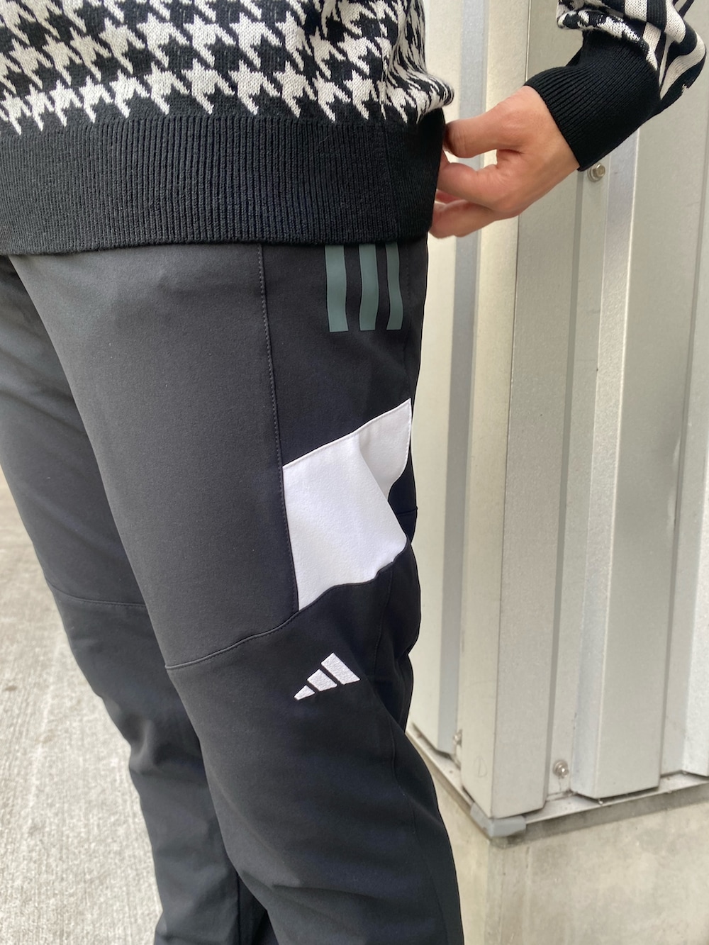 「セーター、adidas、アディダス、ゴルフ、ジョガーパンツ、ゴルフウェア、ゴルフシューズ、アディダスゴルフ、adidasGolf」｜「adidasのMC87 ボア【adidas Golf/アディダスゴルフ】（スニーカー、ブラック系）」を使った、taiyoさん（メンズ・169cm）の秋コーディネートの4枚目の写真