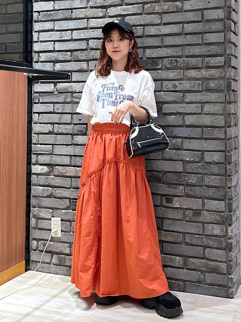 「休日スタイル、夏コーデ、白Tシャツ、スニーカー、キャップ、お出かけコーデ、ロゴT、PAGEBOY、骨格ウェーブ、スカート」｜「PAGEBOYのギャザ－ボリュームスカート（スカート、オレンジ系）」を使った、ayaさん（レディース・152cm）の夏コーディネートの2枚目の写真
