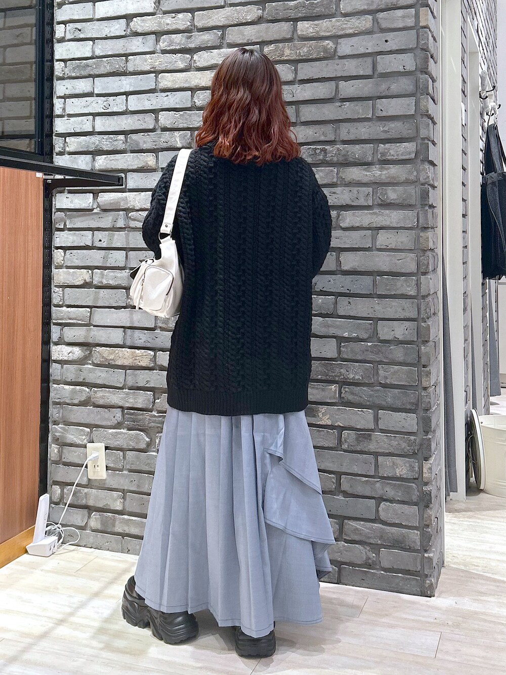 「真冬のあったかスタイル、休日スタイル、大人コーデ、オトナ女子、オトナカワイイ、レディースファッション、冬服コーデ、ニットコーデ、オトナカジュアル、低身長コーデ、スカートスタイル」｜「PAGEBOYのプラットチャンキースニーカー（スニーカー、ブラック系）」を使った、ayaさん（骨格ウェーブ・レディース・152cm）の冬コーディネートの5枚目の写真