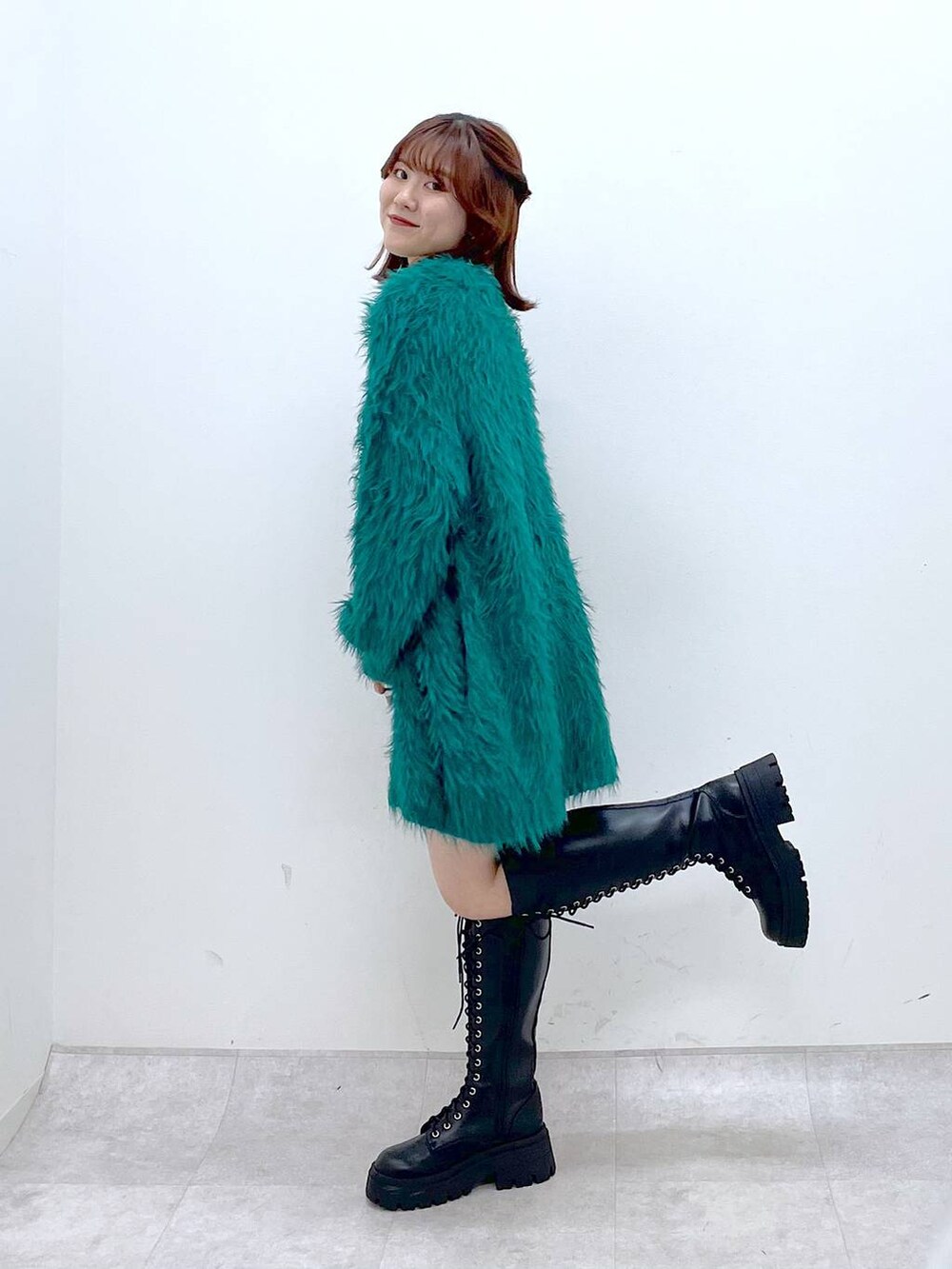 グリーン系のカーディガン/ボレロ、ブラック系のブーツ、ブラック系のその他パンツを着用したレディースの秋コーディネートの3枚目の写真