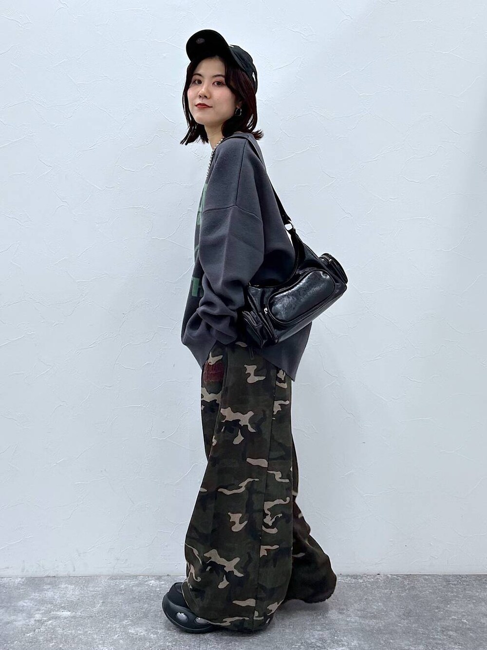 その他のスウェットパンツ、グレー系のニット/セーター、ブラック系のキャップを着用したレディースの秋コーディネートの5枚目の写真