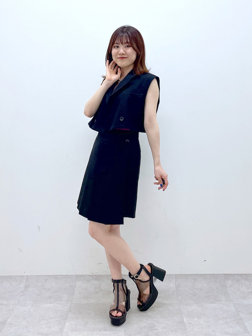 「厚底シューズ、セットアップ、春夏コーデ、初夏コーデ、休日スタイル、夏コーデ、PAGEBOY、着回しコーデ、低身長コーデ、骨格ウェーブ」｜「PAGEBOYのショートベスト（その他アウター、ブラック系）」を使った、ayaさん（レディース・152cm）の春コーディネートの2枚目の写真
