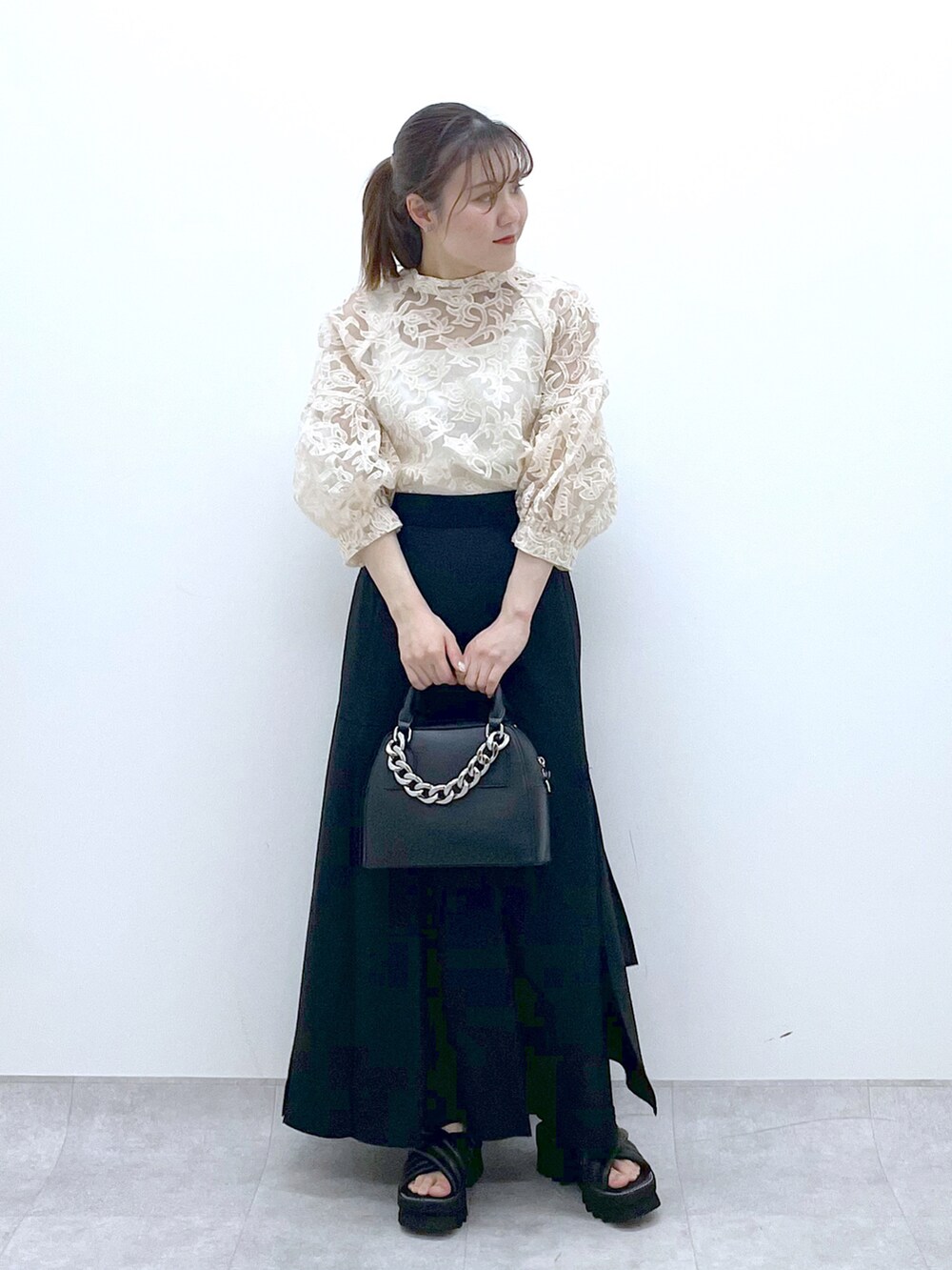 「ごきげんウィーク、PAGEBOY、デート、デートスタイル（WOMEN）、スカート、ブラウス、ブラウスコーデ、休日スタイル、キレイめ、低身長コーデ、厚底シューズ」｜「PAGEBOYのチェーンミニボストンバッグ（ショルダーバッグ、ブラック系）」を使った、ayaさん（レディース・152cm）の春コーディネートの2枚目の写真