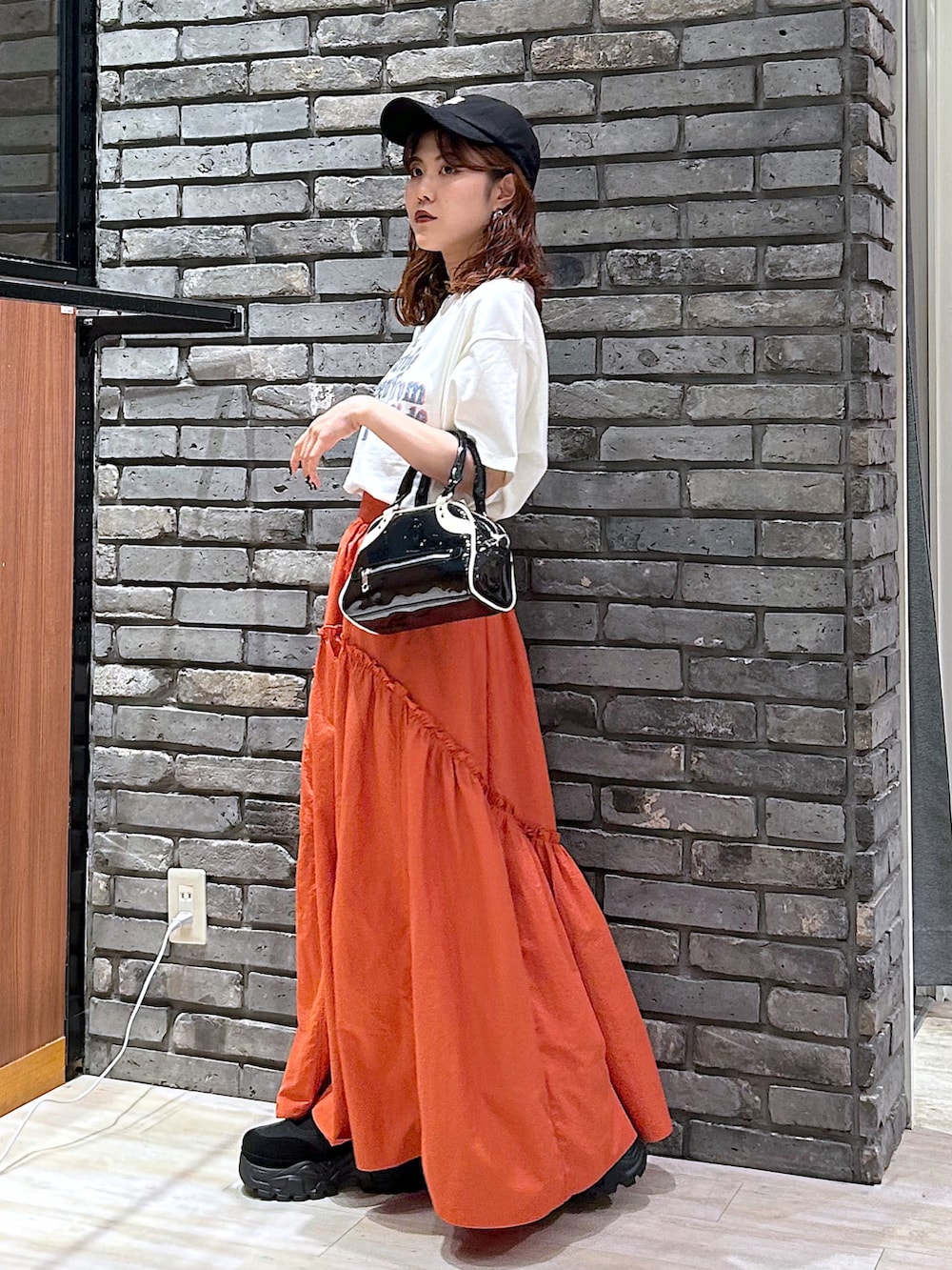 「休日スタイル、夏コーデ、白Tシャツ、スニーカー、キャップ、お出かけコーデ、ロゴT、PAGEBOY、骨格ウェーブ、スカート」｜「PAGEBOYのギャザ－ボリュームスカート（スカート、オレンジ系）」を使った、ayaさん（レディース・152cm）の夏コーディネートの4枚目の写真
