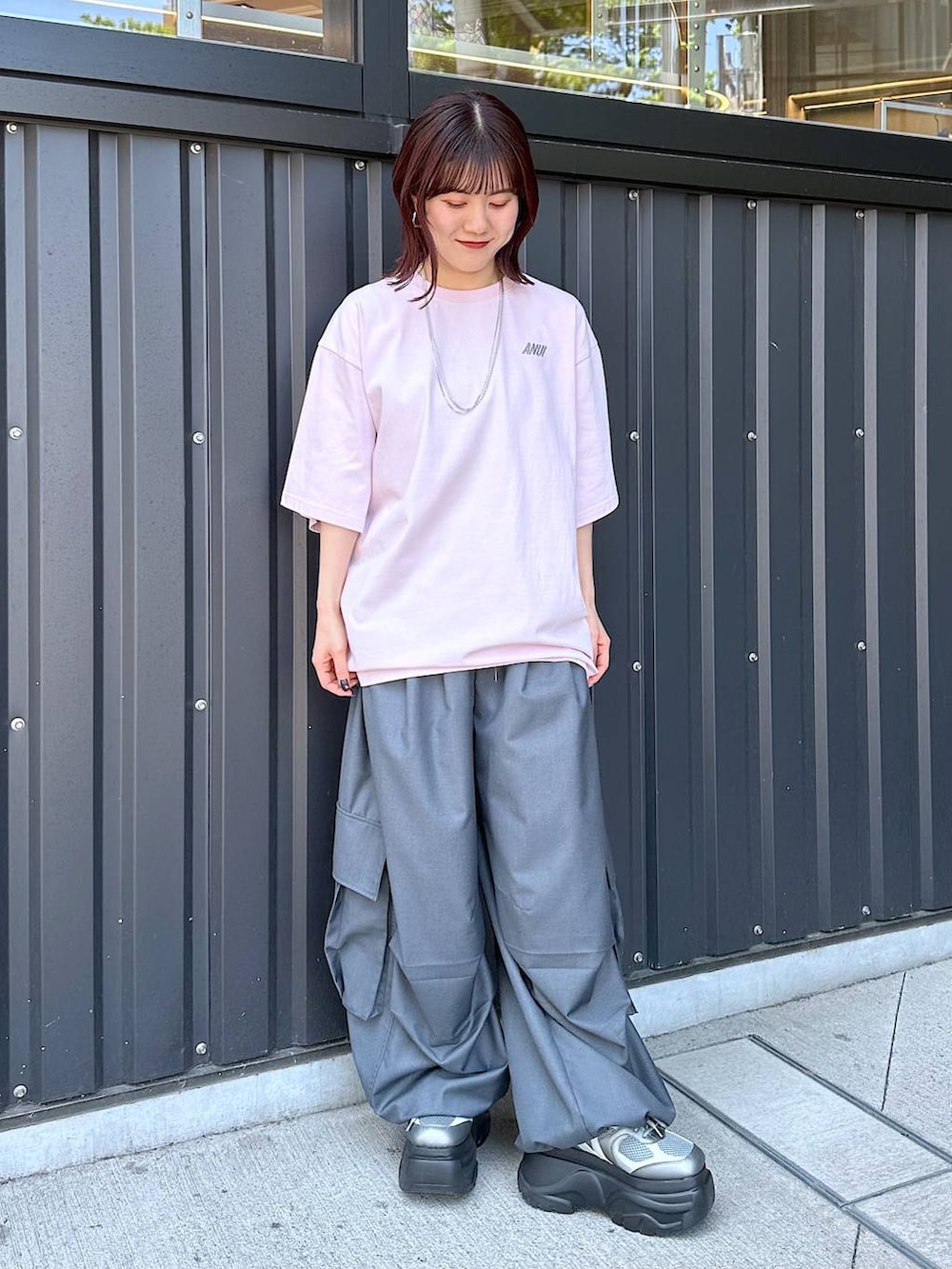「低身長、カジュアル、差し色コーデ、休日コーデ、PAGEBOY、どっと変わっちゃえ、骨格ウェーブ_PAGEBOY、Anui」｜「Anuiの【UNISEX/3サイズ展開】TRタックパラシュートパンツ（カーゴパンツ、グレー系）」を使った、ayaさん（レディース・152cm）の春コーディネートの3枚目の写真