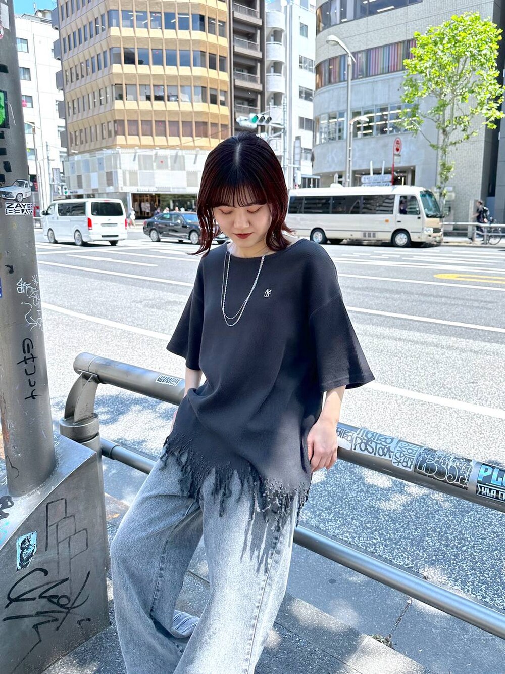 「低身長、カジュアル、差し色コーデ、休日コーデ、PAGEBOY、どっと変わっちゃえ、骨格ウェーブ_PAGEBOY、Anui」｜「Anuiの【UNISEX/3サイズ展開】バックラインデニム（デニムパンツ、ブラック系）」を使った、ayaさん（レディース・152cm）の春コーディネートの5枚目の写真