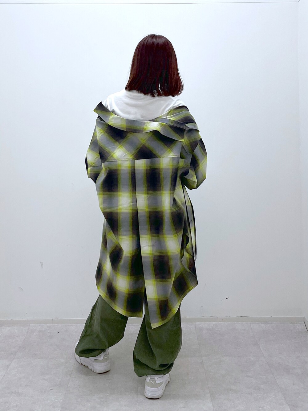 グリーン系のカーゴパンツ、グリーン系のシャツ/ブラウス、ホワイト系のTシャツ/カットソーを着用したレディースの夏コーディネートの5枚目の写真