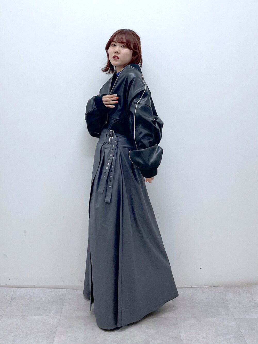 「ロングスカート、休日スタイル、ブーツ、PAGEBOY、レザージャケット、モード、骨格ウェーブ、低身長コーデ、152cm、秋冬コーデ」｜「PAGEBOYのフェイクレザーパイピングショートブルゾン（ブルゾン、ブラック系）」を使った、ayaさん（レディース・152cm）の秋コーディネートの3枚目の写真
