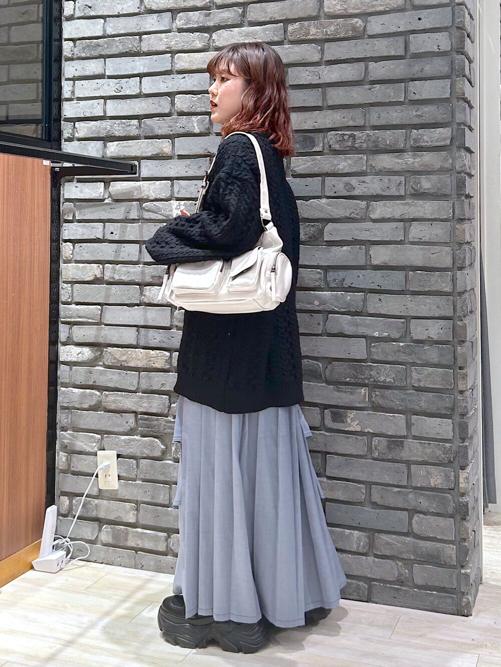 「真冬のあったかスタイル、休日スタイル、大人コーデ、オトナ女子、オトナカワイイ、レディースファッション、冬服コーデ、ニットコーデ、オトナカジュアル、低身長コーデ、スカートスタイル」｜「PAGEBOYのプラットチャンキースニーカー（スニーカー、ブラック系）」を使った、ayaさん（骨格ウェーブ・レディース・152cm）の冬コーディネートの3枚目の写真