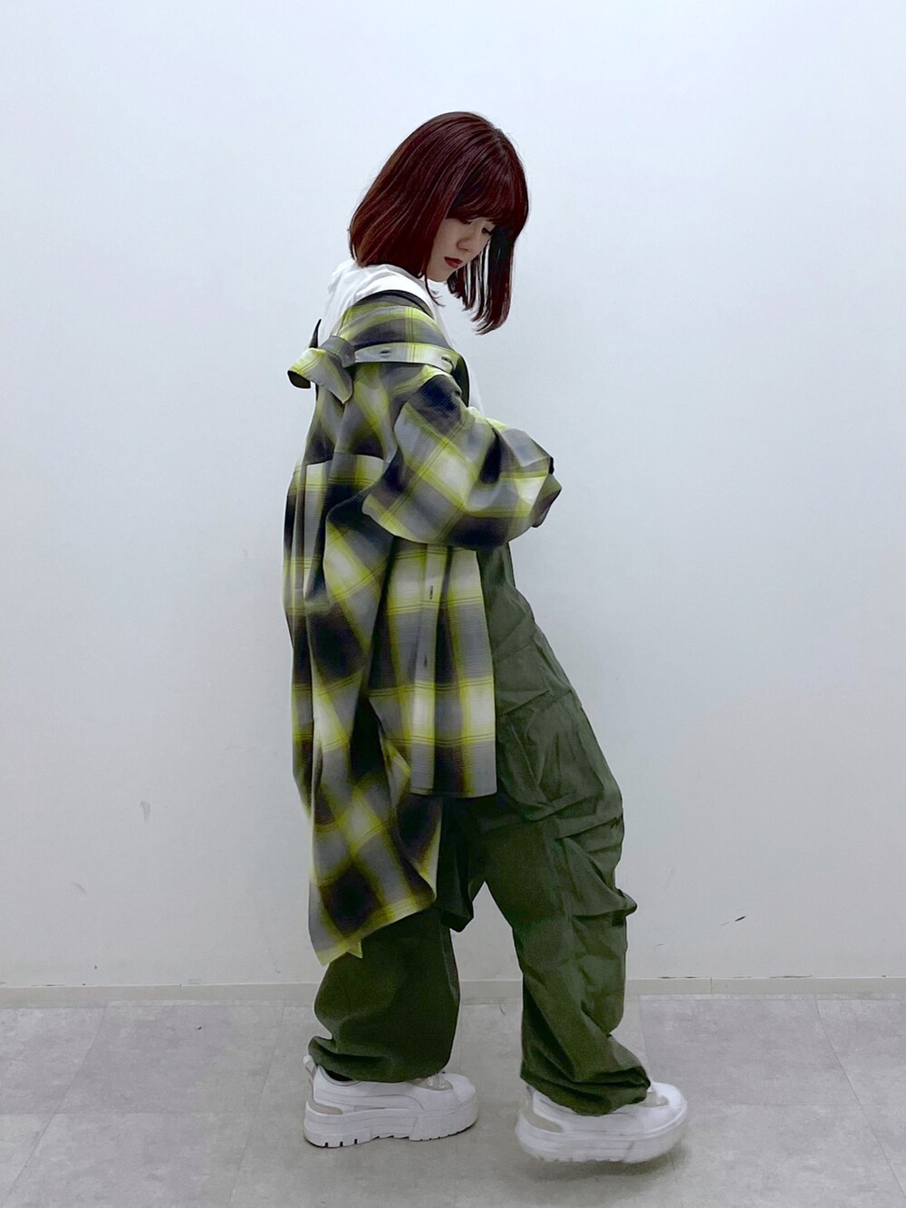 グリーン系のカーゴパンツ、グリーン系のシャツ/ブラウス、ホワイト系のTシャツ/カットソーを着用したレディースの夏コーディネートの4枚目の写真