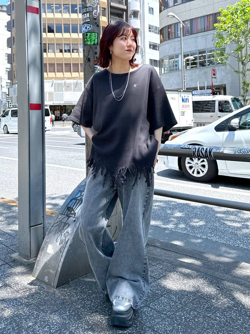 「低身長、カジュアル、差し色コーデ、休日コーデ、PAGEBOY、どっと変わっちゃえ、骨格ウェーブ_PAGEBOY、Anui」｜「Anuiの【UNISEX/3サイズ展開】バックラインデニム（デニムパンツ、ブラック系）」を使った、ayaさん（レディース・152cm）の春コーディネートの3枚目の写真