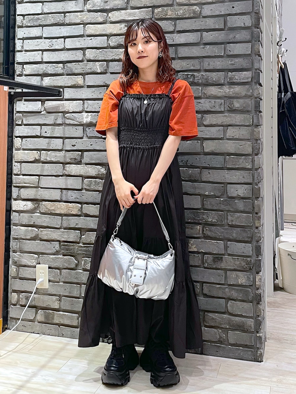 「ロゴT、テーマパークコーデ、ワンピース、スニーカー、フェススタイル、厚底シューズ、キャミワンピ、休日スタイル、PAGEBOY、夏コーデ」｜「PAGEBOYのパテッドエナメルショルダー（ショルダーバッグ、シルバー系）」を使った、ayaさん（レディース・152cm）の夏コーディネートの2枚目の写真