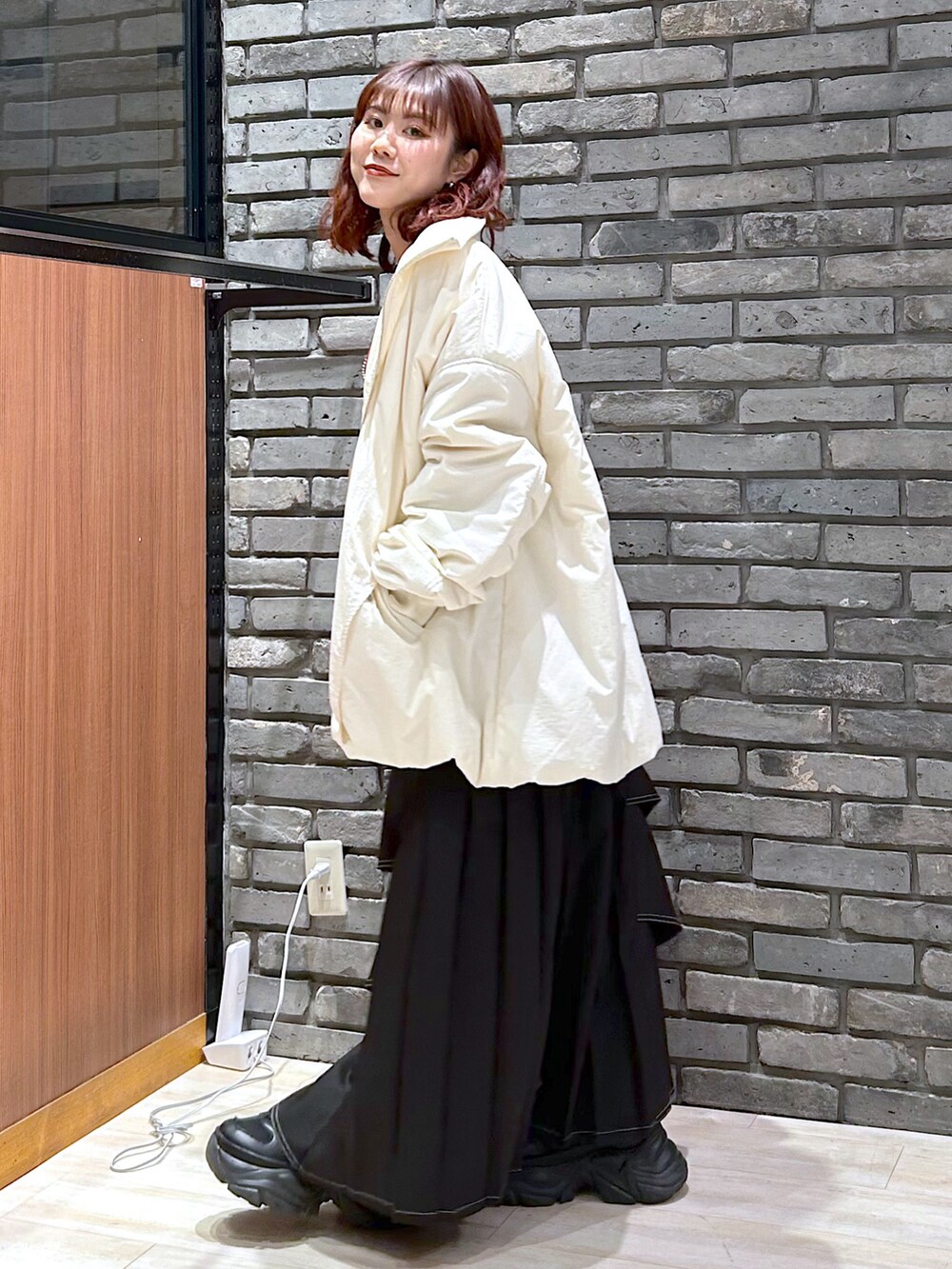 「クリスマスに着たい服、ニット、テーマパークコーデ、マイベストコーデ2024、冬コーデ、休日スタイル、赤、きれいめカジュアル、PAGEBOY、骨格ウェーブ」｜「PAGEBOYのバルーンMA-1（MA-1、ホワイト系）」を使った、ayaさん（レディース・152cm）の冬コーディネートの3枚目の写真