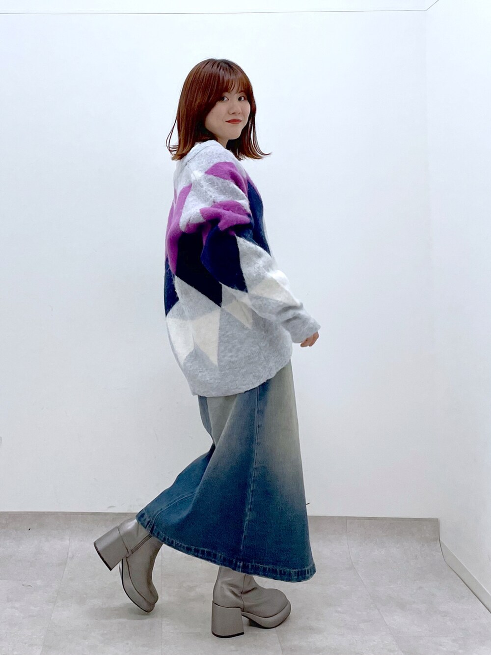 ブルー系のスカート、その他のブーツ、グレー系のカーディガン/ボレロを着用したレディースの秋コーディネートの4枚目の写真