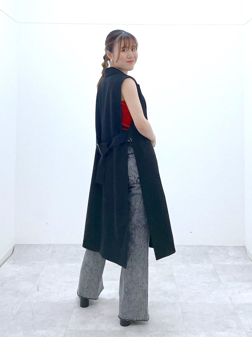 「夏コーデ、厚底サンダル、休日スタイル、PAGEBOY、ジレ、ロングジレ、デニム、モード、オレンジ、お出かけコーデ」｜「PAGEBOYのテーラードロングジレ（その他アウター、ブラック系）」を使った、ayaさん（レディース・152cm）の夏コーディネートの3枚目の写真
