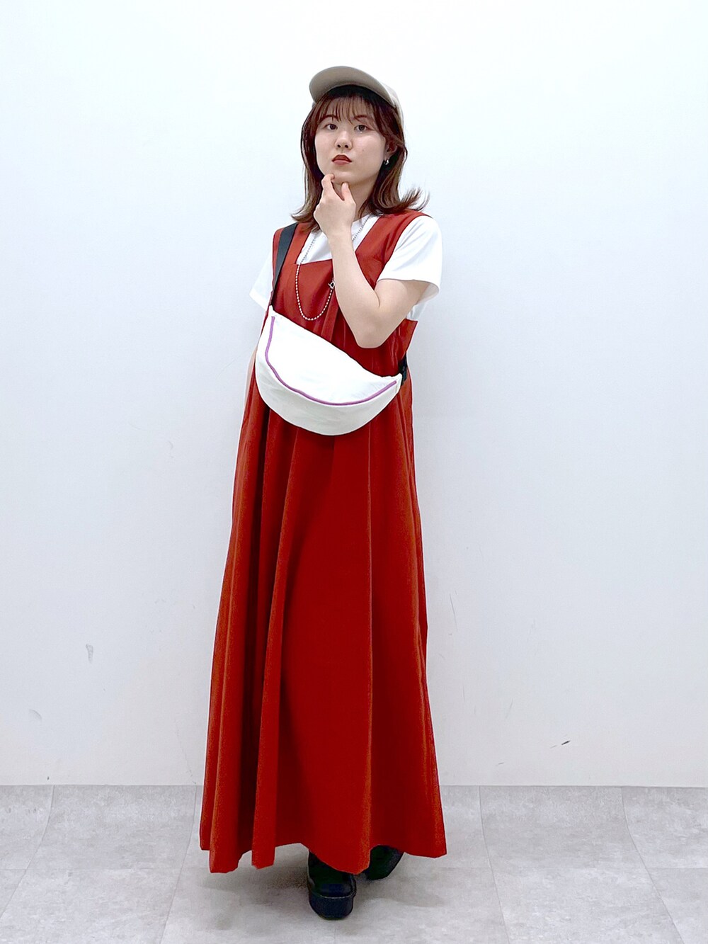 「休日スタイル、ビタミンカラー、厚底シューズ、春夏コーデ、キャップ、PAGEBOY、ジャンスカ、ワンピースコーデ、お出かけコーデ、低身長コーデ、お出かけコーデ日記」｜「PAGEBOYのタックボリュームジャンスカ（ジャンパースカート、オレンジ系）」を使った、ayaさん（レディース・152cm）の春コーディネートの2枚目の写真