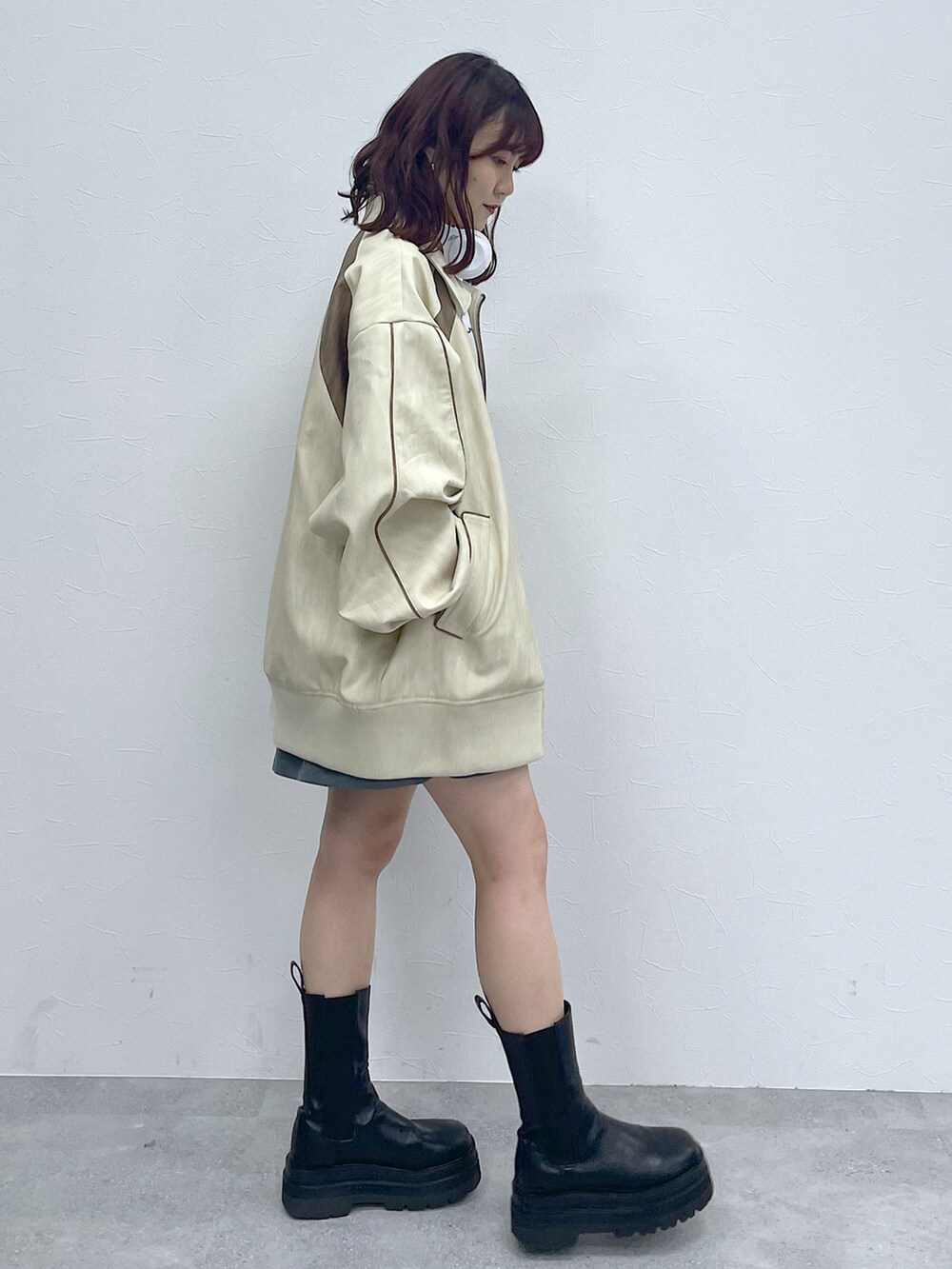 「お出かけコーデ、冬アウター、ブーツ、休日スタイル、PAGEBOY、Anui、ショートパンツ、低身長コーデ、骨格ウェーブ、ショートブーツ」｜「PAGEBOYのレイヤードスカートショートパンツ（その他パンツ、グレー系）」を使った、ayaさん（レディース・152cm）の冬コーディネートの3枚目の写真