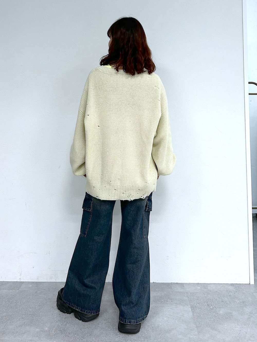 「休日スタイル、冬、冬服コーデ、パンツコーデ、ニットコーデ、PAGEBOY、PBLIM、ブルーロック、メンズライク、メンズライクコーデ」｜「PAGEBOYのプラットチャンキースニーカー（スニーカー、ブラック系）」を使った、ayaさん（骨格ウェーブ・レディース・152cm）の冬コーディネートの5枚目の写真