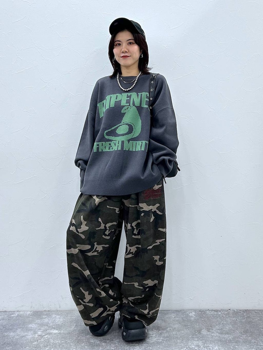 その他のスウェットパンツ、グレー系のニット/セーター、ブラック系のキャップを着用したレディースの秋コーディネートの3枚目の写真