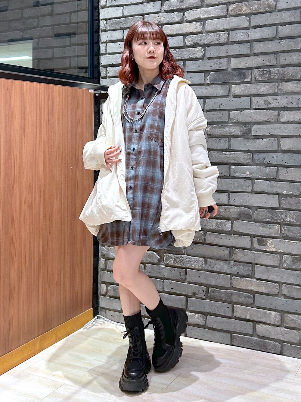「最近のいい感じコーデ、冬アウター、冬コーデ、スニーカー、ブーツ、クリスマスに着たい服、PAGEBOY、チェック、チェックシャツ、カジュアルスタイル、MA-1」｜「PAGEBOYのキモウオンブレチェックシャツ（シャツ/ブラウス、ブラウン系）」を使った、ayaさん（レディース・152cm）の秋コーディネートの3枚目の写真