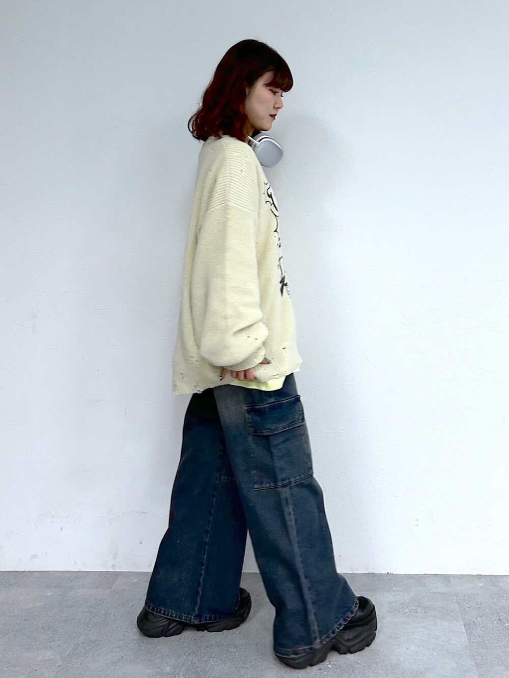「休日スタイル、冬、冬服コーデ、パンツコーデ、ニットコーデ、PAGEBOY、PBLIM、ブルーロック、メンズライク、メンズライクコーデ」｜「PAGEBOYのプラットチャンキースニーカー（スニーカー、ブラック系）」を使った、ayaさん（骨格ウェーブ・レディース・152cm）の冬コーディネートの3枚目の写真