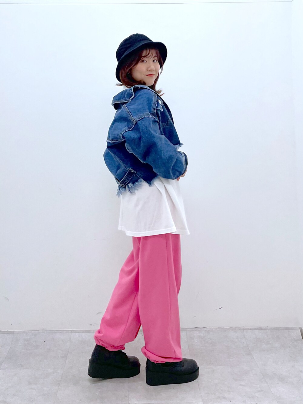 「いまどきジャケット写真、ピンク、春服コーデ、スウェット、デニムジャケット、おでかけコーデ、ショートブーツ、休日スタイル、カラーパンツ、春コーデ、PAGEBOY、pageboylim」｜「PBLIMのPAGEBOYLIM/ワイドスウェットパンツ（スウェットパンツ、ピンク系）」を使った、ayaさん（レディース・152cm）の春コーディネートの3枚目の写真
