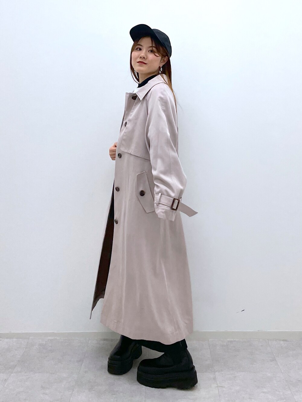 「PAGEBOY、pageboylim、トレンチコート、トレンチ、春コーデ、春アウター、モノトーン、モノトーンコーデ、カジュアル、低身長、低身長コーデ」｜「PAGEBOYのカラーツイルタイトスカート（スカート、ブラック系）」を使った、ayaさん（レディース・151cm）の春コーディネートの2枚目の写真