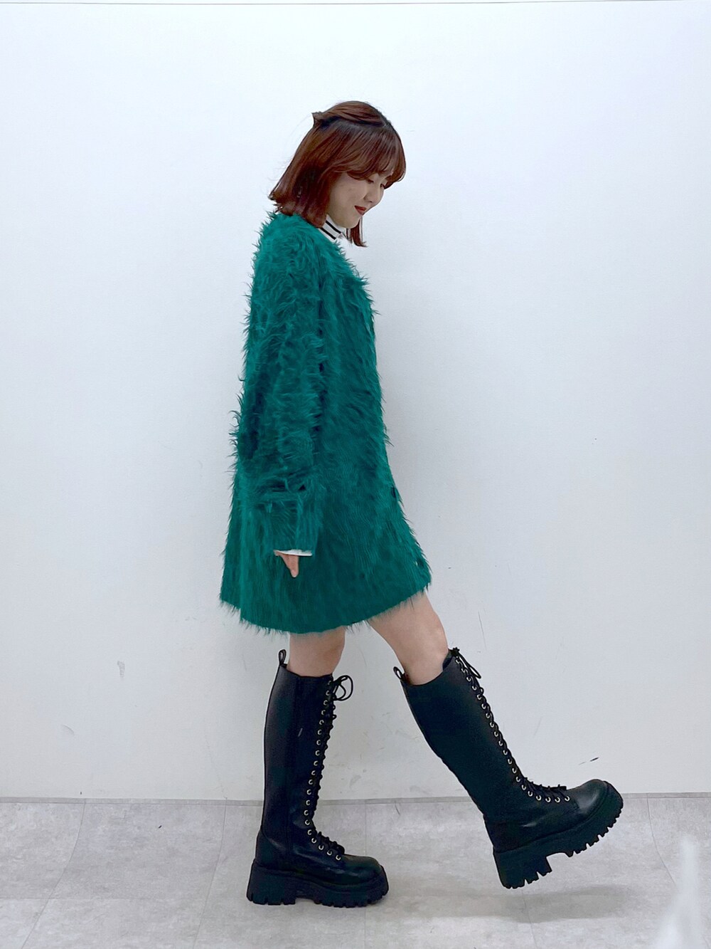 グリーン系のカーディガン/ボレロ、ブラック系のその他パンツ、ホワイト系のTシャツ/カットソーを着用したレディースの秋コーディネートの4枚目の写真