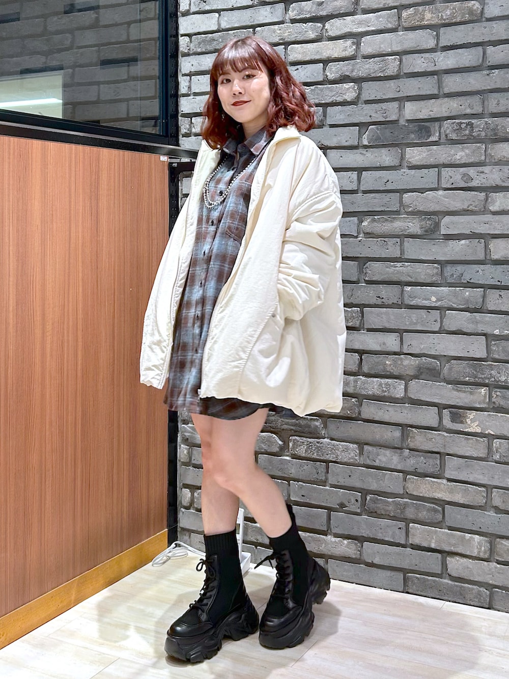 「最近のいい感じコーデ、冬アウター、冬コーデ、スニーカー、ブーツ、クリスマスに着たい服、PAGEBOY、チェック、チェックシャツ、カジュアルスタイル、MA-1」｜「PAGEBOYのキモウオンブレチェックシャツ（シャツ/ブラウス、ブラウン系）」を使った、ayaさん（レディース・152cm）の秋コーディネートの4枚目の写真