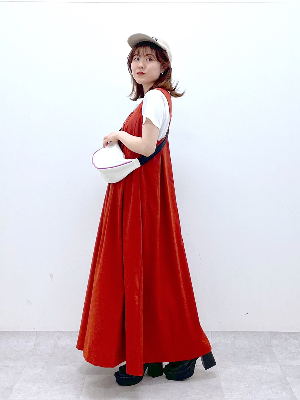 「休日スタイル、ビタミンカラー、厚底シューズ、春夏コーデ、キャップ、PAGEBOY、ジャンスカ、ワンピースコーデ、お出かけコーデ、低身長コーデ、お出かけコーデ日記」｜「PAGEBOYのタックボリュームジャンスカ（ジャンパースカート、オレンジ系）」を使った、ayaさん（レディース・152cm）の春コーディネートの4枚目の写真