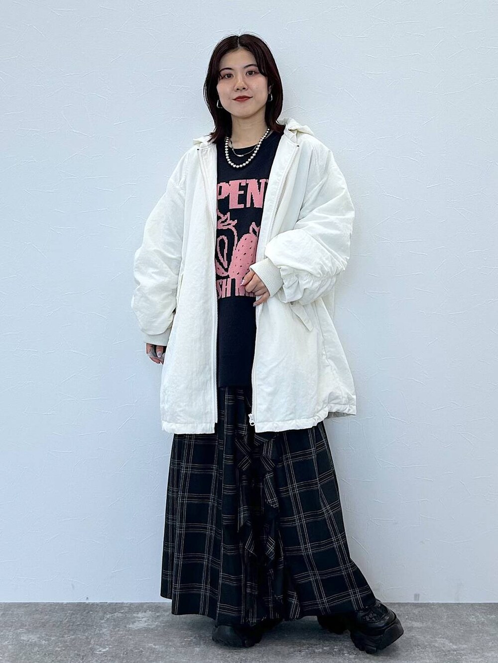 ブラック系のスニーカー、ホワイト系のブルゾン、ブルー系のニット/セーターを着用したレディースの秋コーディネートの3枚目の写真