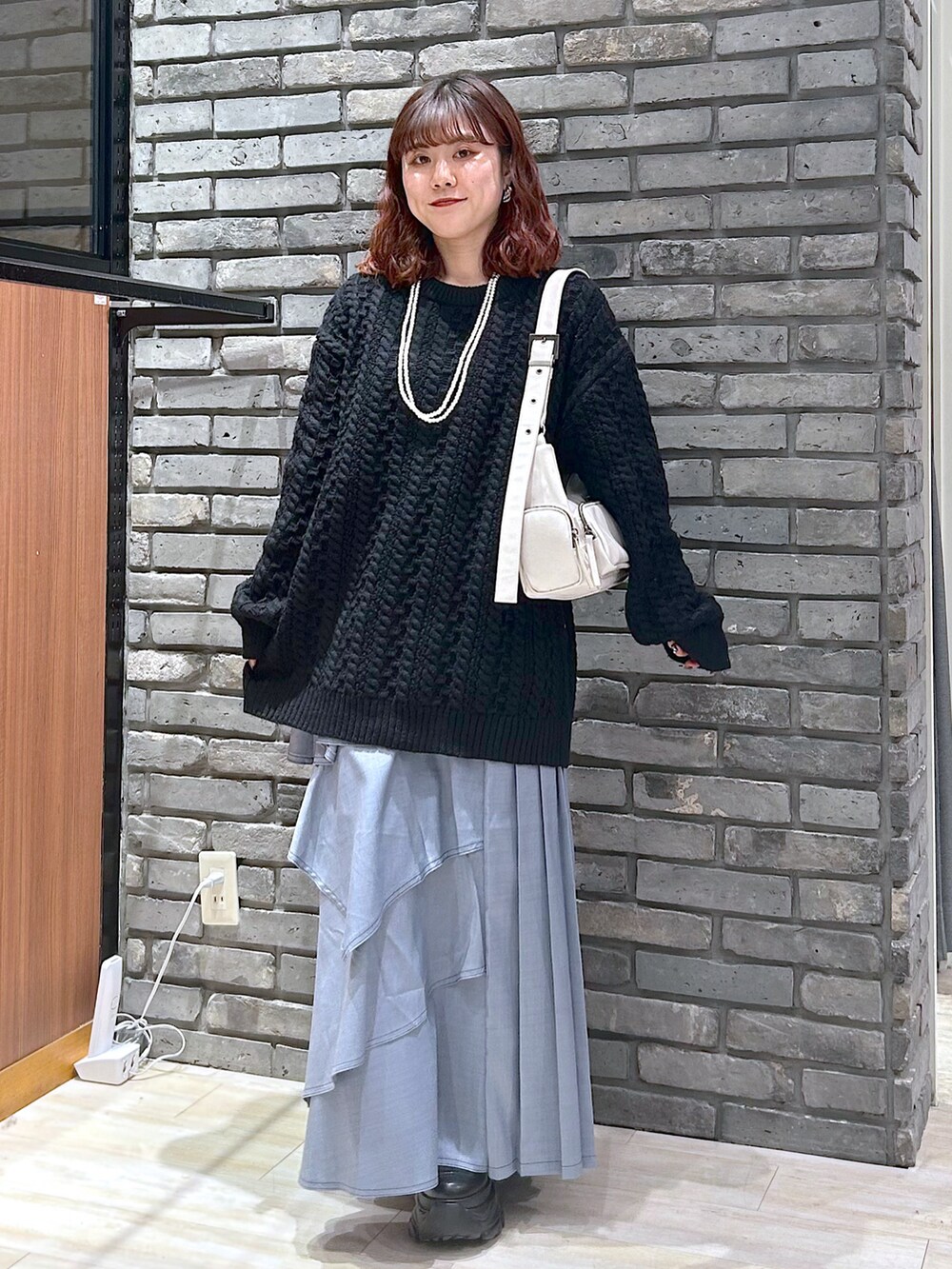 「真冬のあったかスタイル、休日スタイル、大人コーデ、オトナ女子、オトナカワイイ、レディースファッション、冬服コーデ、ニットコーデ、オトナカジュアル、低身長コーデ、スカートスタイル」｜「PAGEBOYのプラットチャンキースニーカー（スニーカー、ブラック系）」を使った、ayaさん（骨格ウェーブ・レディース・152cm）の冬コーディネートの2枚目の写真